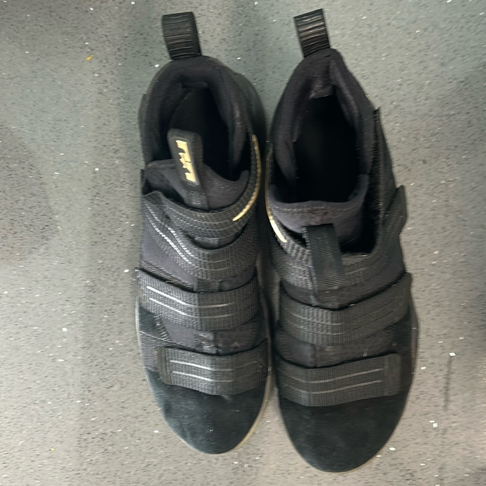 Nike lebron james size 12 black gold zoom small hole